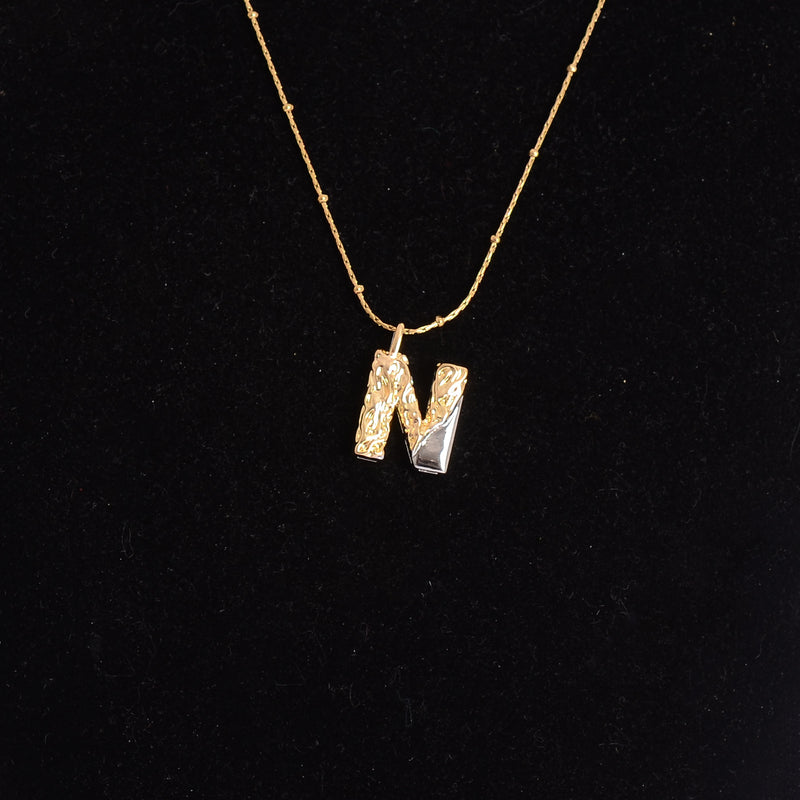 سلسلة رفيعة بدلاية أشكال حروف ملونة باللون الذهبي