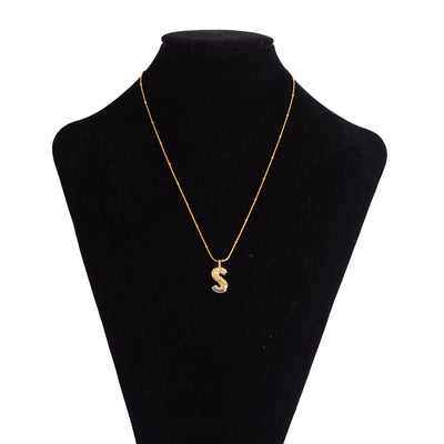 سلسلة رفيعة بدلاية أشكال حروف ملونة باللون الذهبي