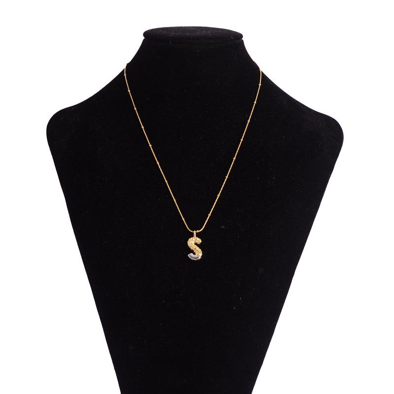 سلسلة رفيعة بدلاية أشكال حروف ملونة باللون الذهبي