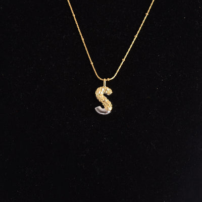 سلسلة رفيعة بدلاية أشكال حروف ملونة باللون الذهبي