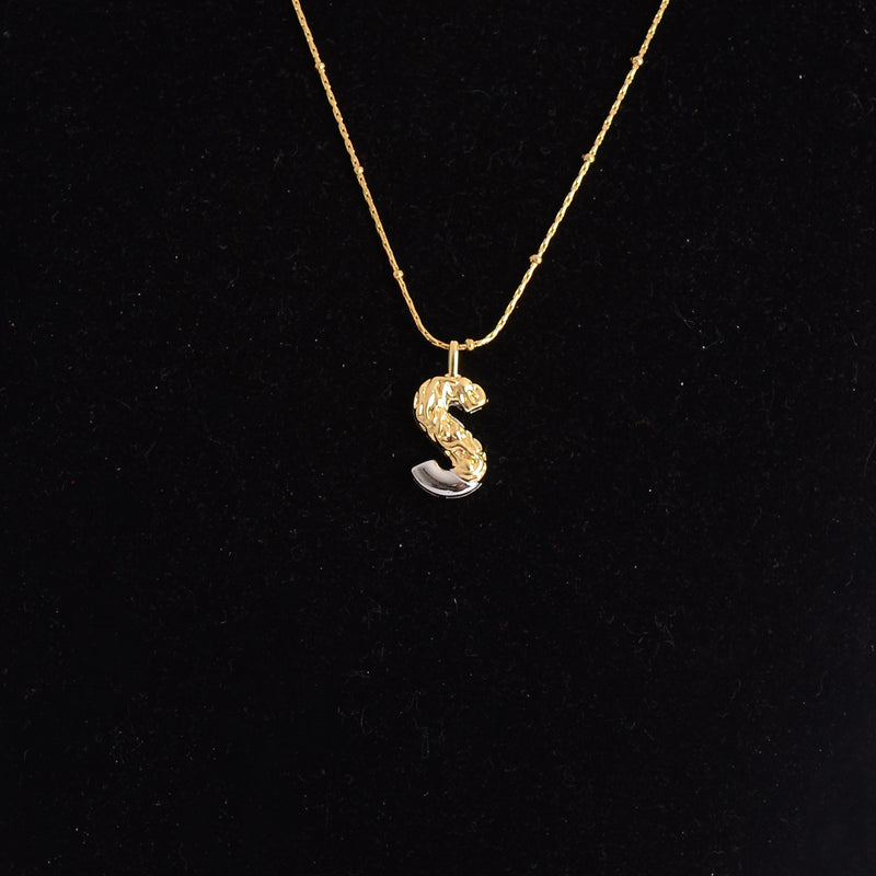 سلسلة رفيعة بدلاية أشكال حروف ملونة باللون الذهبي