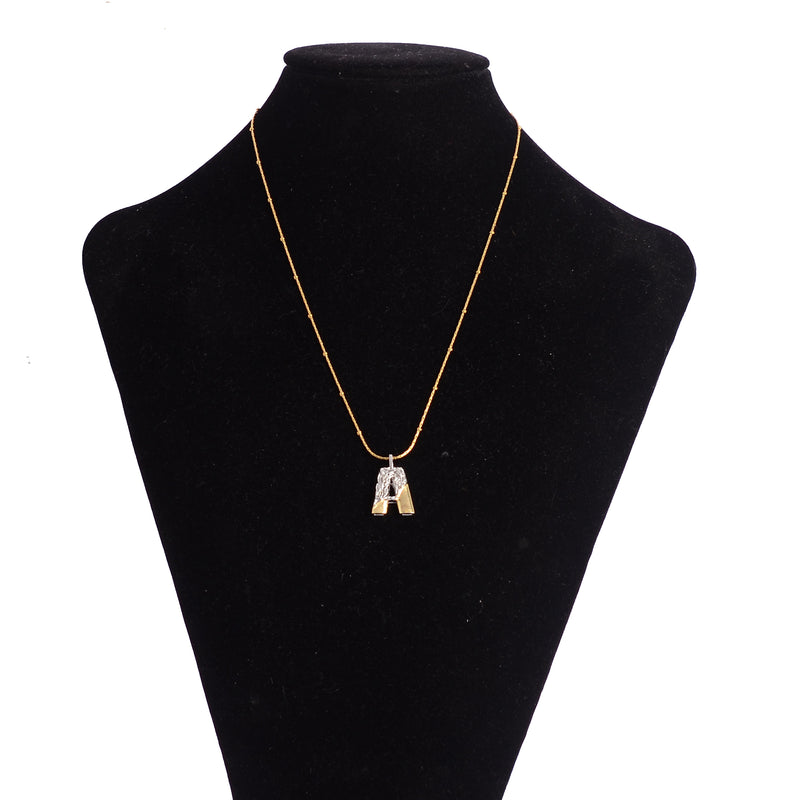 سلسلة رفيعة بدلاية أشكال حروف ملونة باللون الذهبي