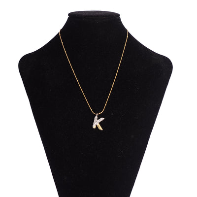 سلسلة رفيعة بدلاية أشكال حروف ملونة باللون الذهبي