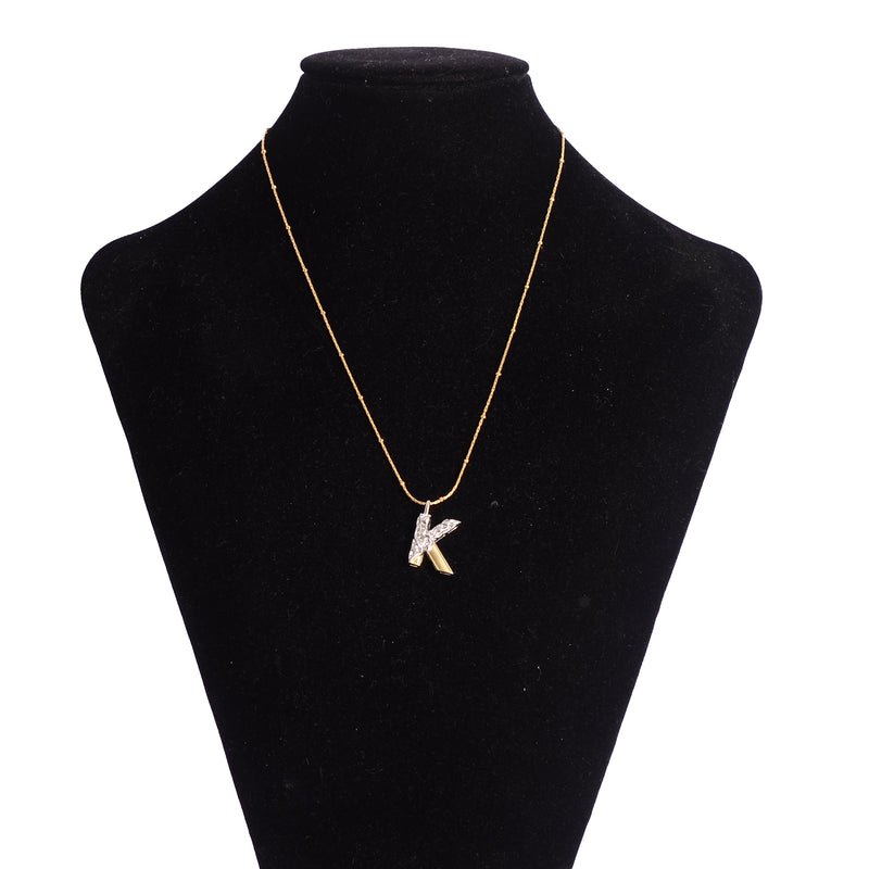 سلسلة رفيعة بدلاية أشكال حروف ملونة باللون الذهبي