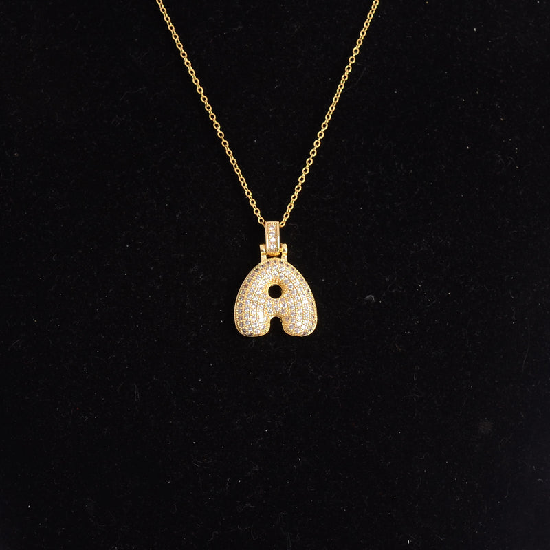 سلسلة رفيعة بدلاية أشكال حروف مرصع بفصوص الزركون ملونة باللون الذهبي