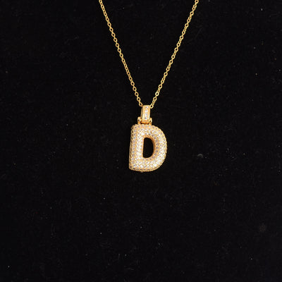 سلسلة رفيعة بدلاية أشكال حروف مرصع بفصوص الزركون ملونة باللون الذهبي