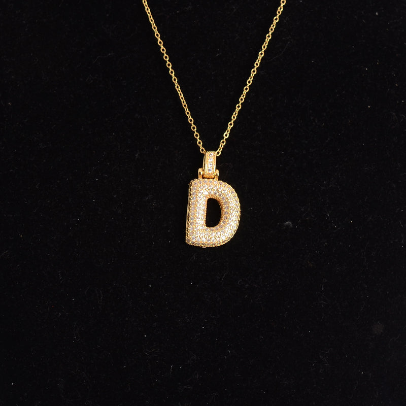 سلسلة رفيعة بدلاية أشكال حروف مرصع بفصوص الزركون ملونة باللون الذهبي