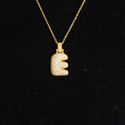 سلسلة رفيعة بدلاية أشكال حروف مرصع بفصوص الزركون ملونة باللون الذهبي