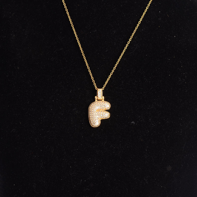 سلسلة رفيعة بدلاية أشكال حروف مرصع بفصوص الزركون ملونة باللون الذهبي