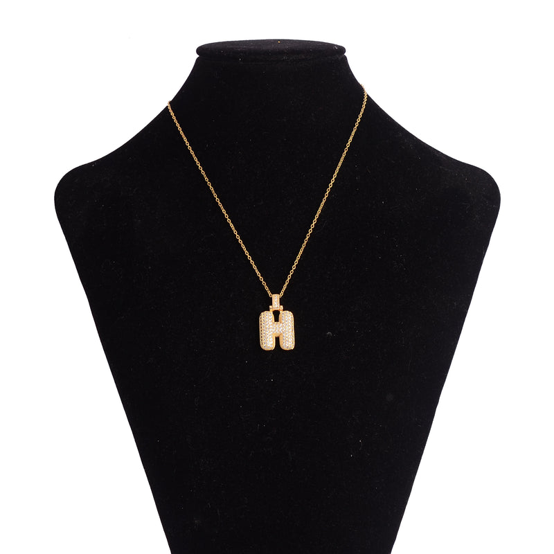 سلسلة رفيعة بدلاية أشكال حروف مرصع بفصوص الزركون ملونة باللون الذهبي