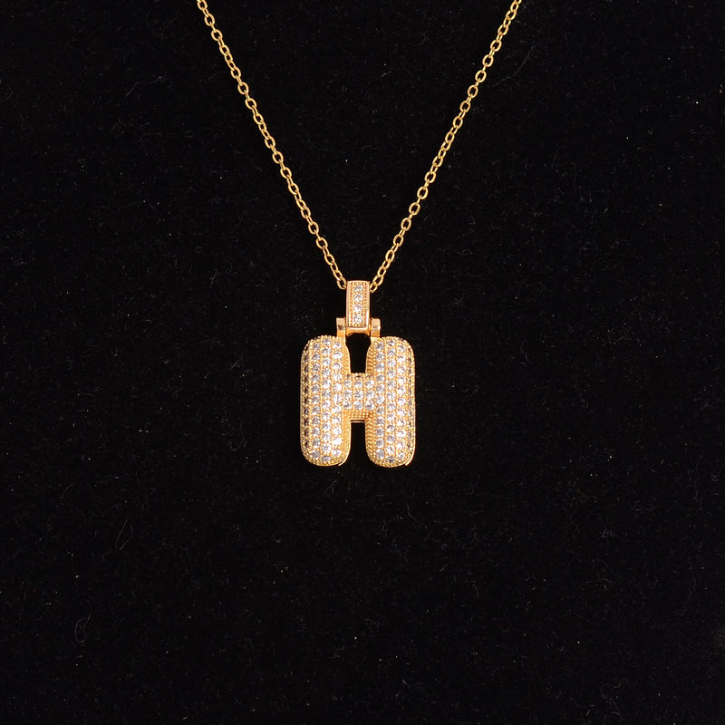 سلسلة رفيعة بدلاية أشكال حروف مرصع بفصوص الزركون ملونة باللون الذهبي