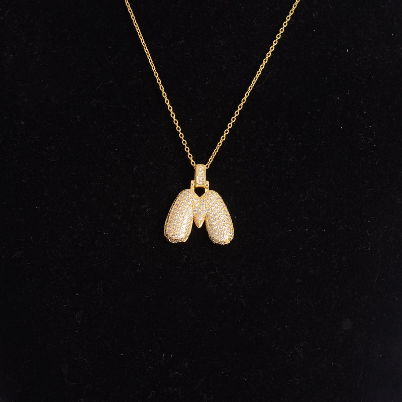 سلسلة رفيعة بدلاية أشكال حروف مرصع بفصوص الزركون ملونة باللون الذهبي