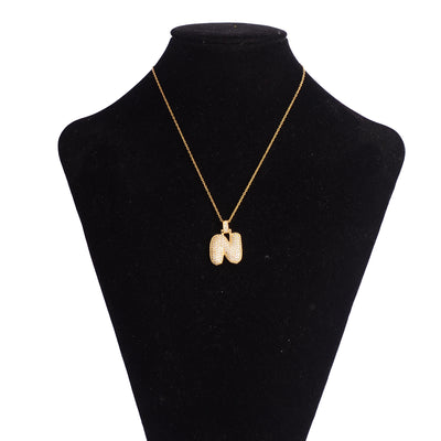 سلسلة رفيعة بدلاية أشكال حروف مرصع بفصوص الزركون ملونة باللون الذهبي