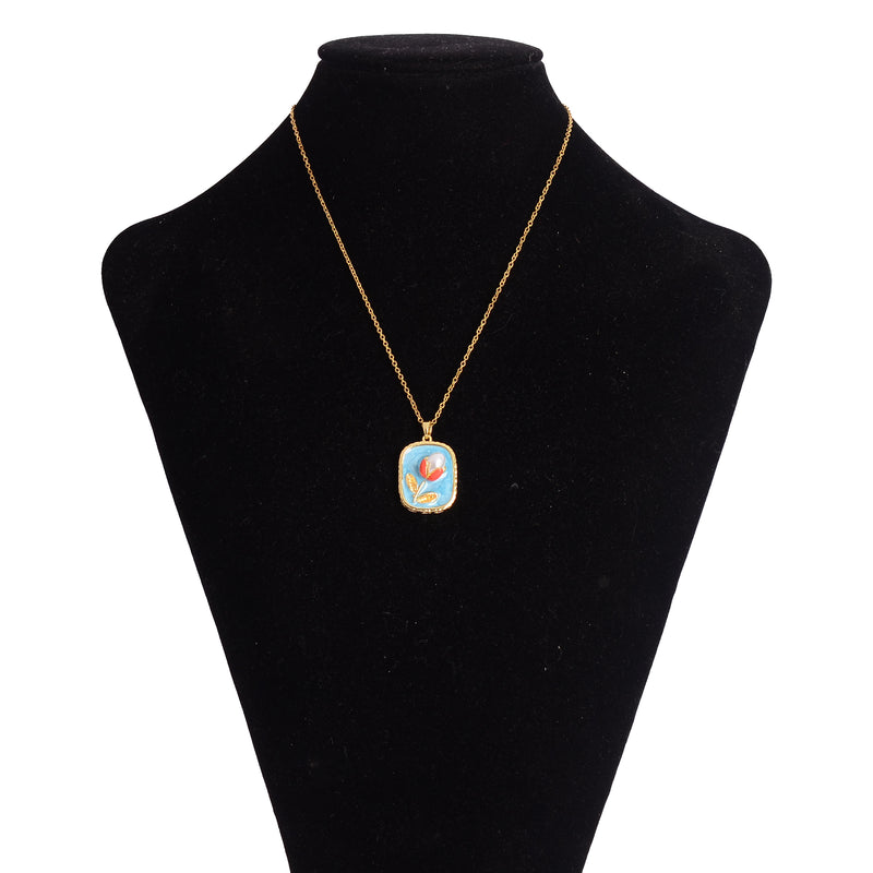 سلسلة رفيعة بدلاية مربعة بداخلها زهرة بارزة لون ذهبي