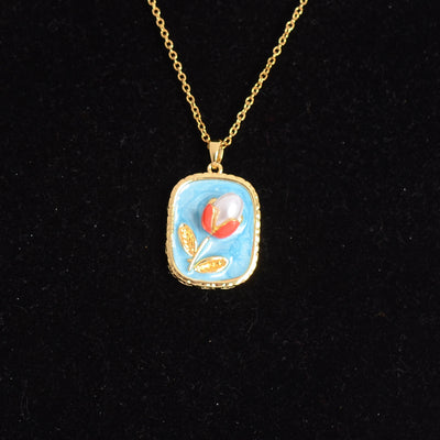 سلسلة رفيعة بدلاية مربعة بداخلها زهرة بارزة لون ذهبي