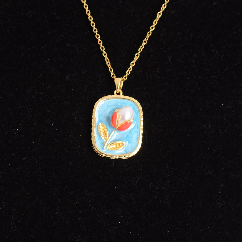 سلسلة رفيعة بدلاية مربعة بداخلها زهرة بارزة لون ذهبي