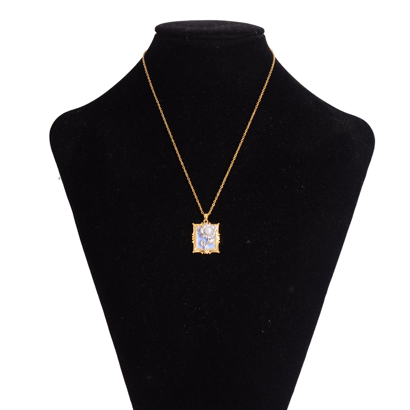 سلسلة رفيعة بدلاية شكل برواز مربع بداخله وردة بارزة لون ذهبي