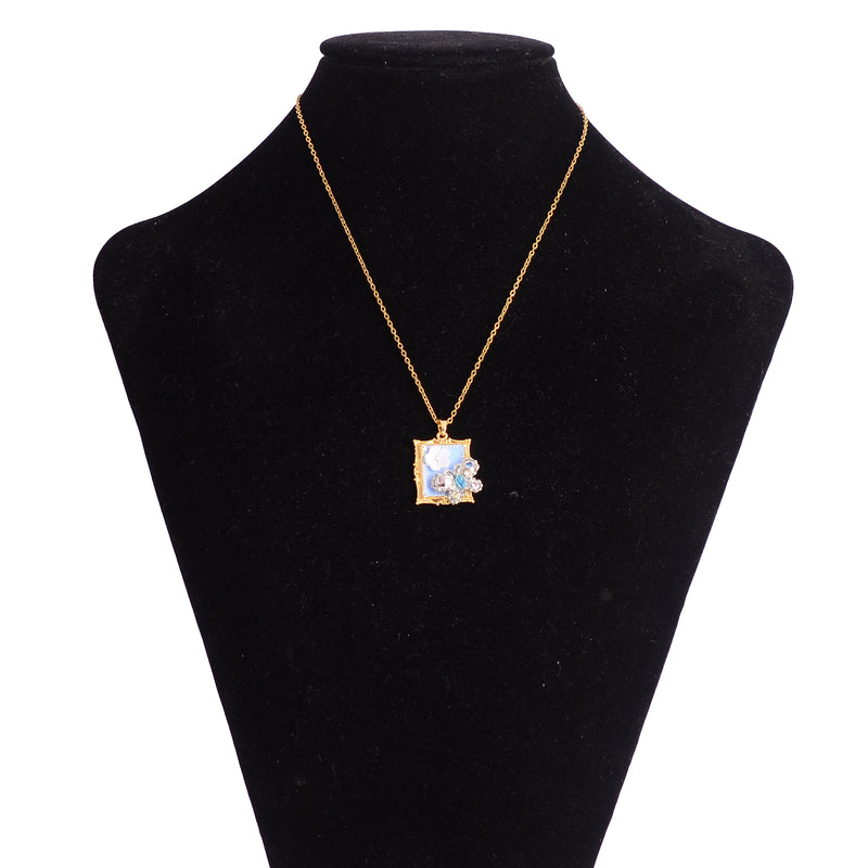 سلسلة رفيعة بدلاية شكل برواز مربع بداخله وردة  وفراشة بارزة لون ذهبي