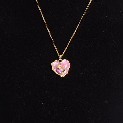 سلسلة رفيعة بدلاية شكل قلب بداخله وردة بارزة