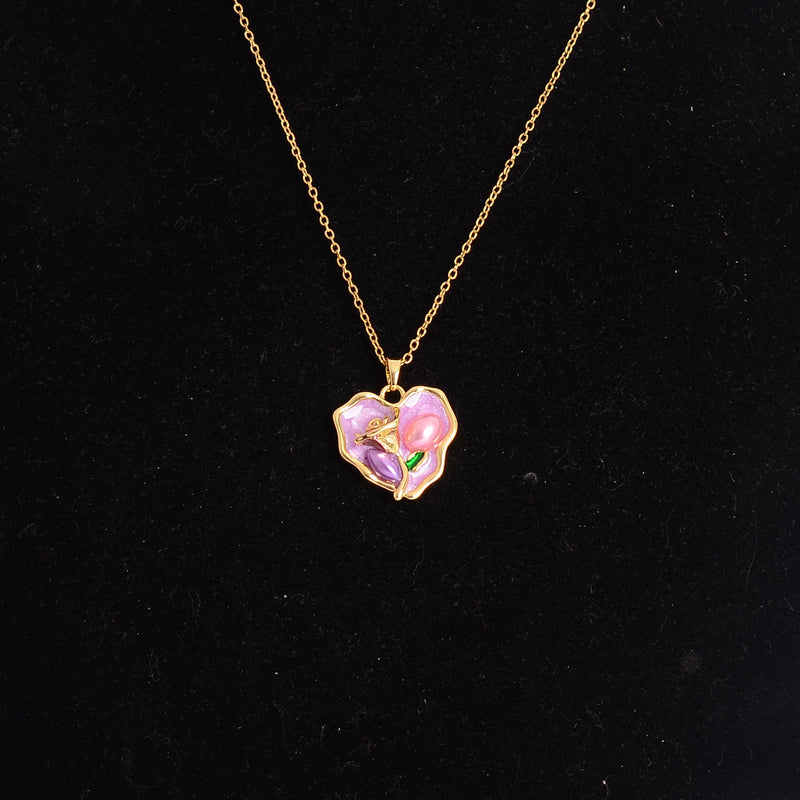 سلسلة رفيعة بدلاية شكل قلب بداخله وردة بارزة