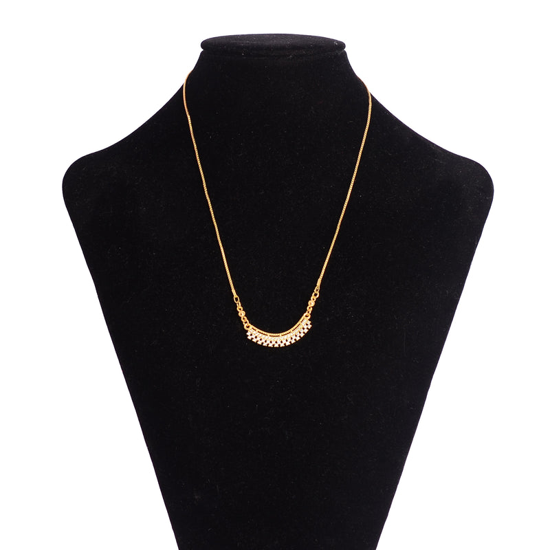 سلسلة عصرية مرصعة بفصوص الزركون لون ذهبي