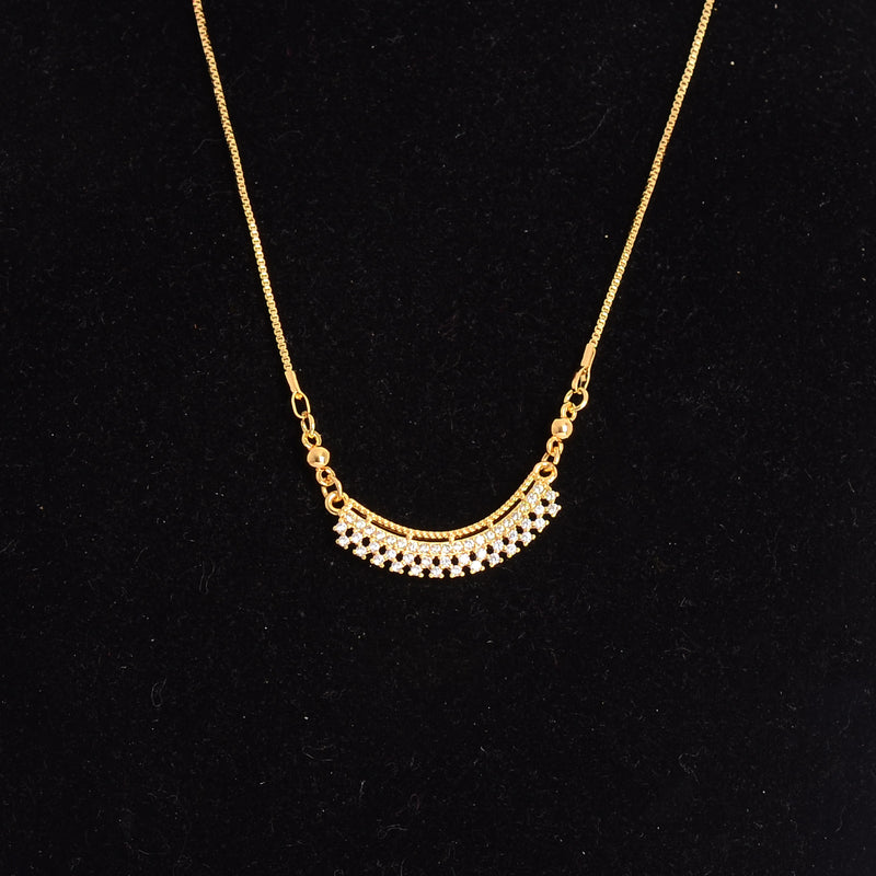 سلسلة عصرية مرصعة بفصوص الزركون لون ذهبي
