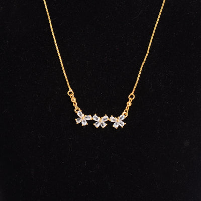 سلسلة بدلاية ثلاث فراشات مرصعة بفصوص الزركون لون ذهبي