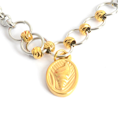 انسيال بلون ذهبي وفضي بتصميم حلقات دائرية متصلة بدلاية بيضاوية