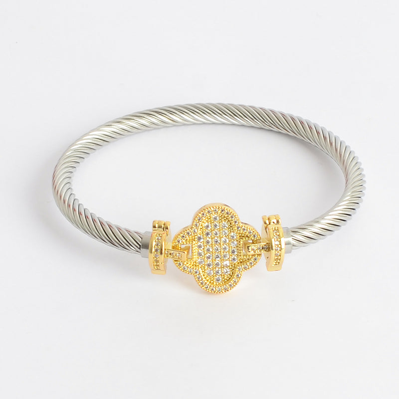 سوار بتصميم زهرة رباعية مرصعة بفصوص الزركون بلون الذهبي والفضي