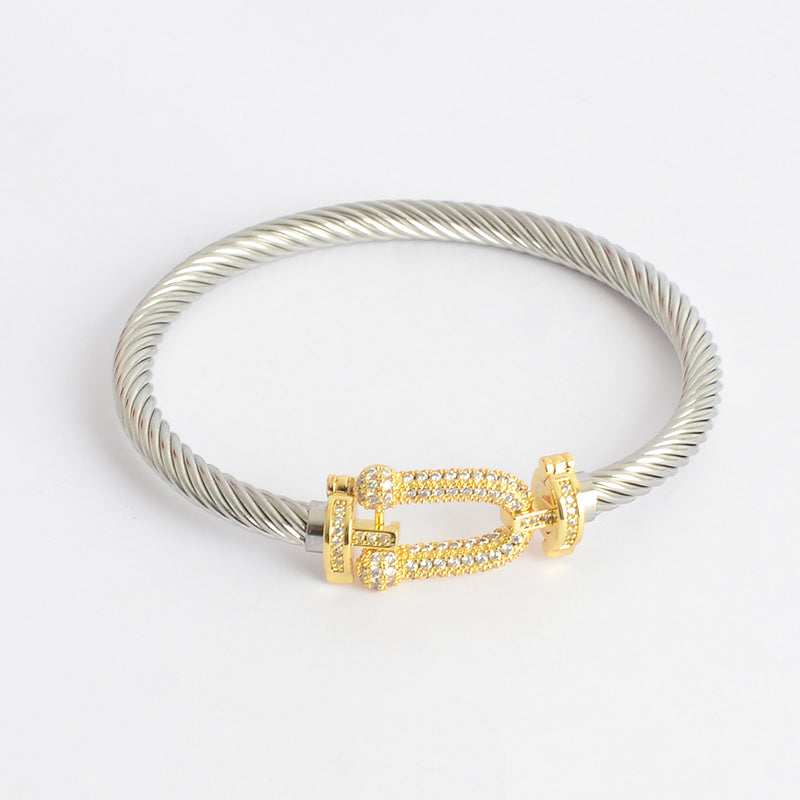 سوار بتصميم حرف Uمرصع بفصوص الزركون بلون الذهبي والفضي