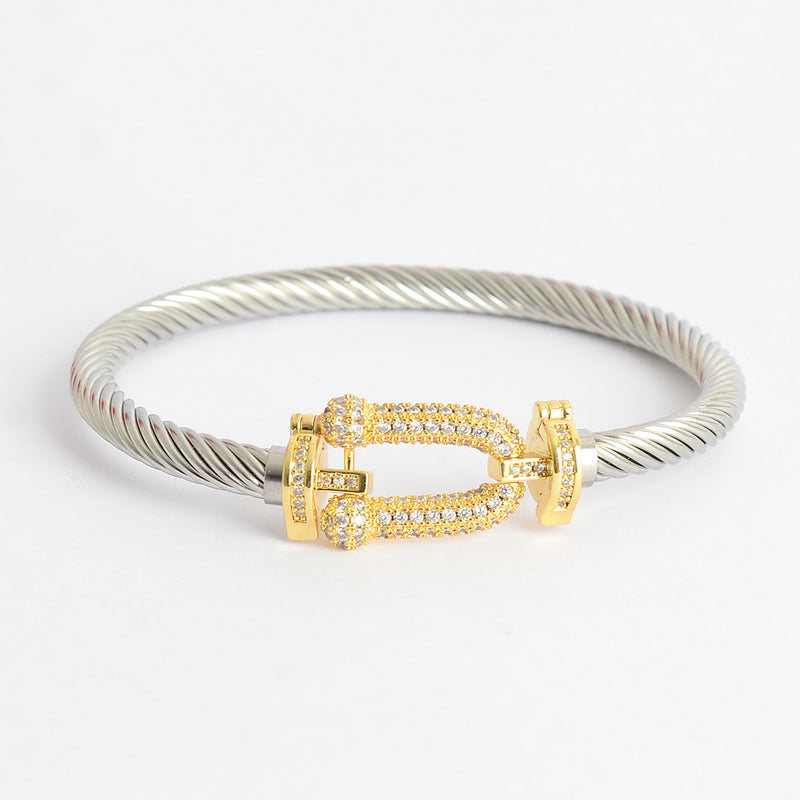 سوار بتصميم حرف Uمرصع بفصوص الزركون بلون الذهبي والفضي