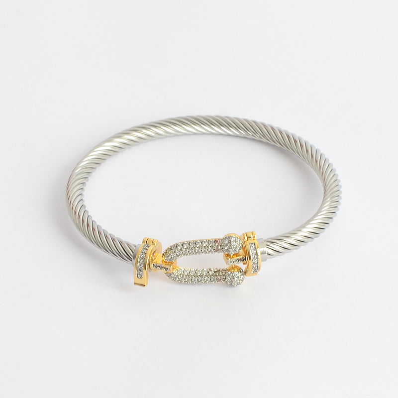 سوار بتصميم حرف Uمرصع بفصوص الزركون بلوني الفضي والذهبي