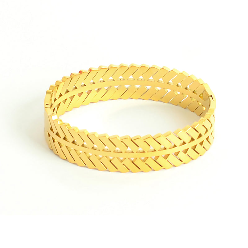 سوار يد عريض شكل  مميز و عصري لون ذهبي