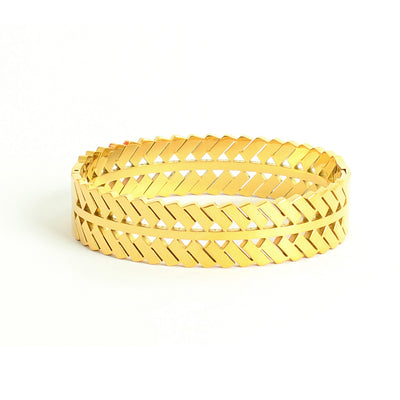 سوار يد عريض شكل  مميز و عصري لون ذهبي