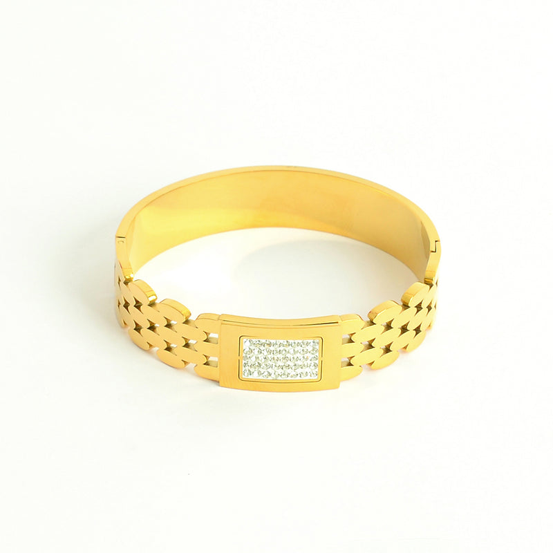 سوار يد عريض بتصميم مميز ببعض فصوص الزركون لون ذهبي