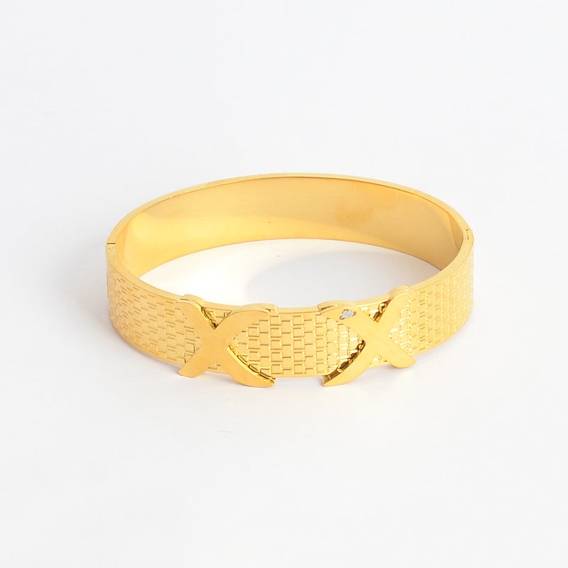سوار يد عريض تصميم نقش بارز لحرف X لون ذهبي