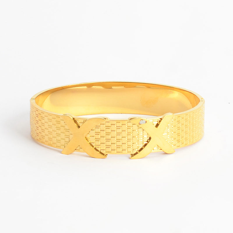 سوار يد عريض تصميم نقش بارز لحرف X لون ذهبي