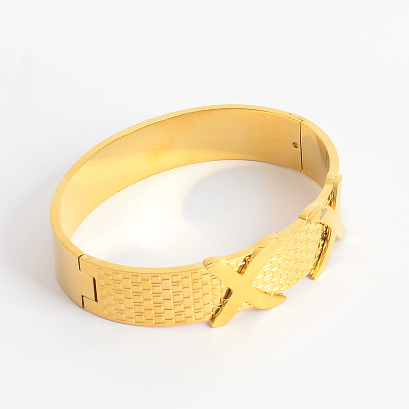 سوار يد عريض تصميم نقش بارز لحرف X لون ذهبي