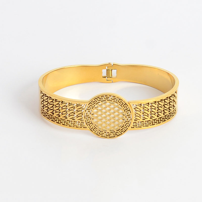 سوار يد عريض تصميم عتيق بنقش مفرغ  لون ذهبي