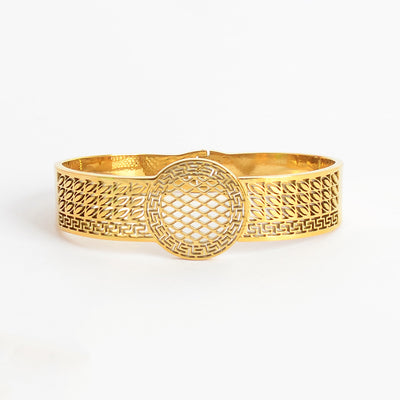 سوار يد عريض تصميم عتيق بنقش مفرغ  لون ذهبي