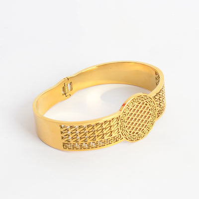 سوار يد عريض تصميم عتيق بنقش مفرغ  لون ذهبي