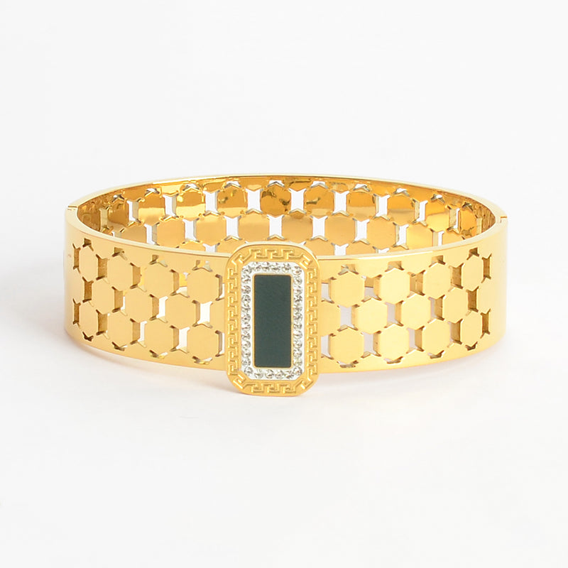 سوار يد عريض بتصميم خلية نحل بقطعة مستطلية بفصوص لون ذهبي