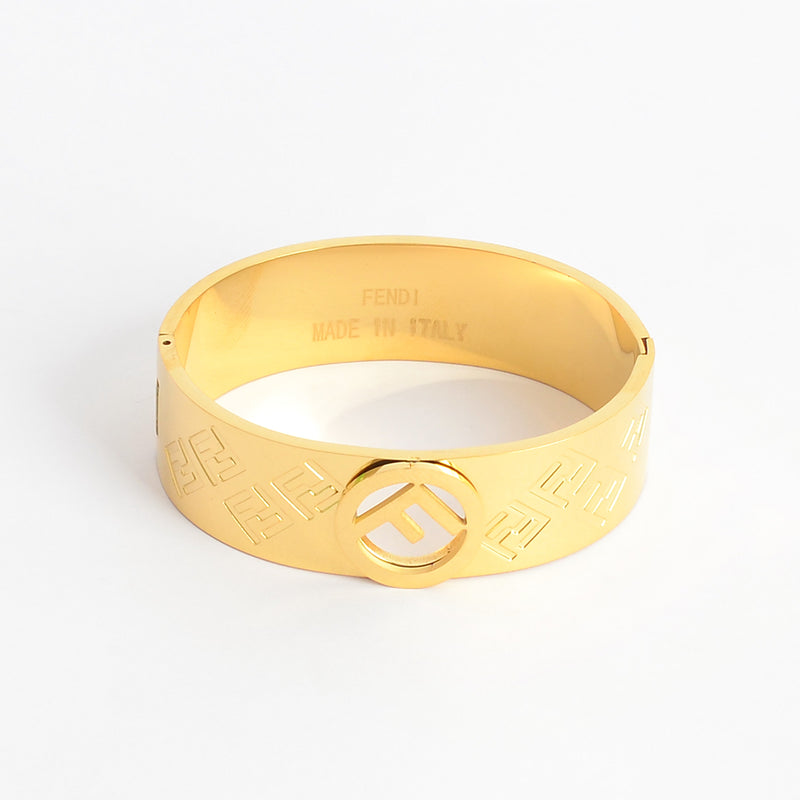 سوار يد صلب تصميم  بزخرفة FF لون ذهبي