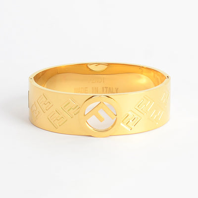 سوار يد صلب تصميم  بزخرفة FF لون ذهبي