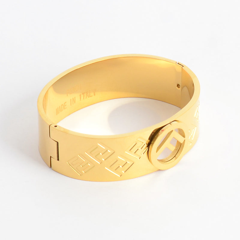 سوار يد صلب تصميم  بزخرفة FF لون ذهبي