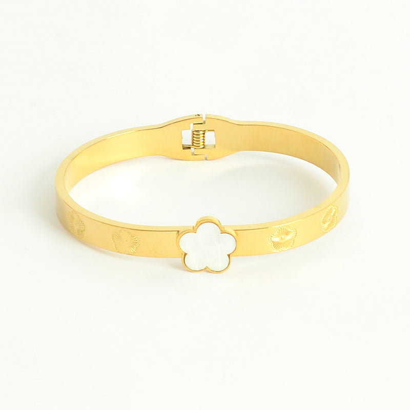 سوار يد صلب مع تصميم الزهرة الرباعية لون ذهبي