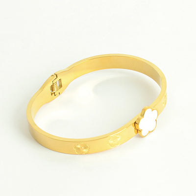 سوار يد صلب مع تصميم الزهرة الرباعية لون ذهبي