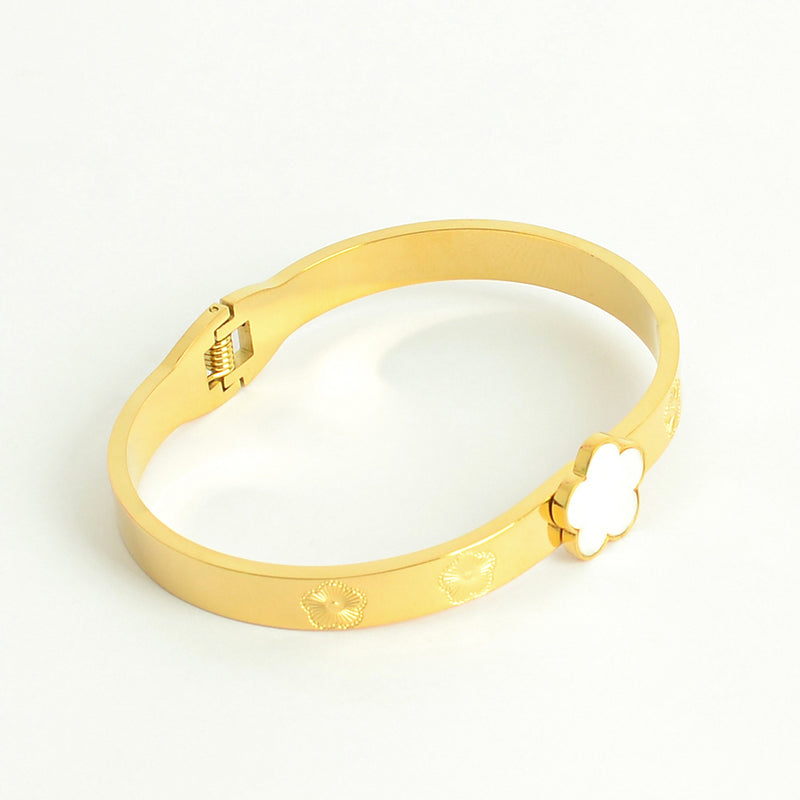 سوار يد صلب مع تصميم الزهرة الرباعية لون ذهبي