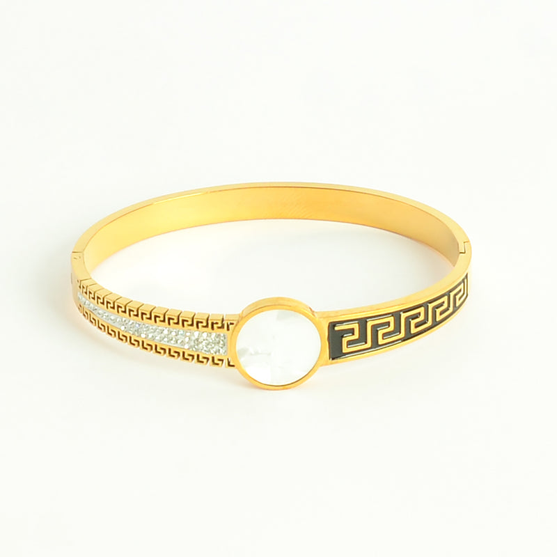 سوار يد صلب مع تصميم دائرة بيضاء بشكل رخامي مع فصوص زركون لون ذهبي