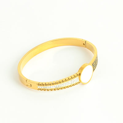 سوار يد صلب مع تصميم دائرة بيضاء بشكل رخامي مع فصوص زركون لون ذهبي